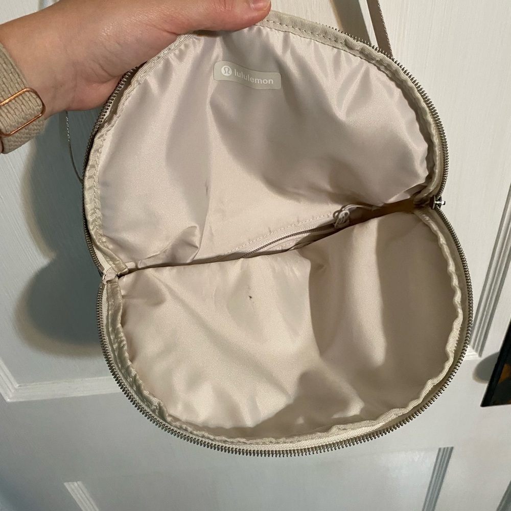 Cream Lululemon all night bag - Picture 4 of 4